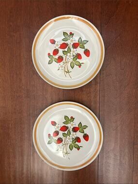 Sheffield Vintage Strawberries ‘n Cream Dinner Plates with Gold Rim, Set of Two